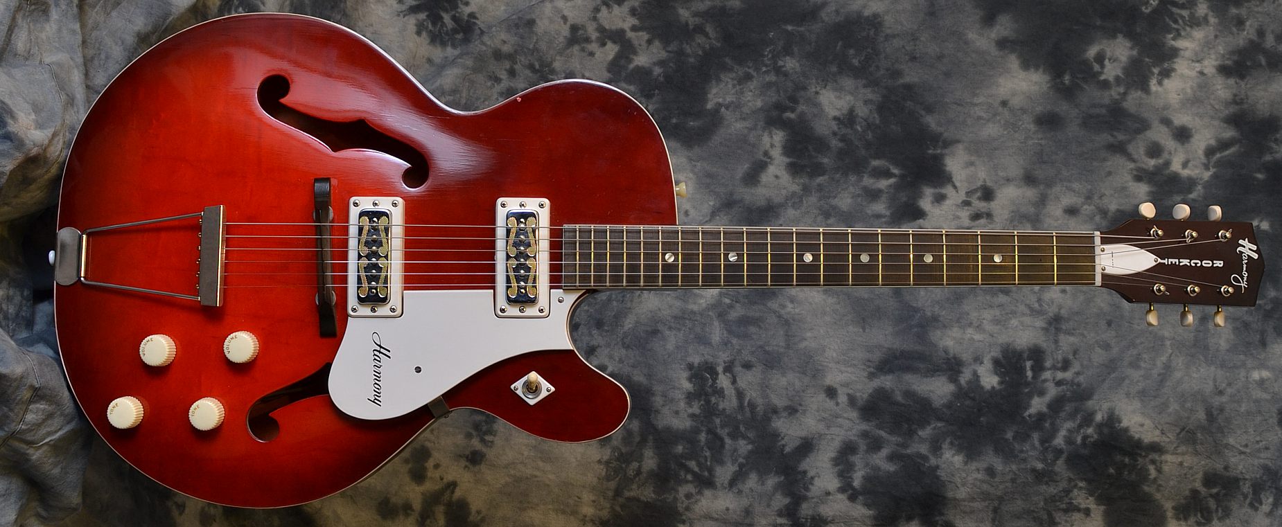 Harmony Rocket 2 H54 1966 | archive.12fret.com